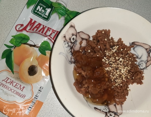 Тем временем приготовить начинку: сухофрукты (сушеные яблоки или другие сухофрукты на вкус) измельчить в блендере, добавить джем ТМ «Махеевъ» и апельсиновую цедру. Можно также добавить любые орехи в начинку.