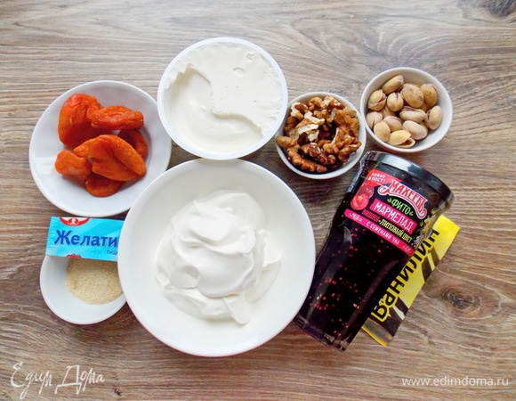 Мармелад до последнего держим в холодильнике. Сметану нужно положить в полотняный мешочек и повесить ее на несколько часов, чтобы стекла сыворотка. Иначе есть риск, что наш десерт впоследствии будет «плакать» слезами мармелада.