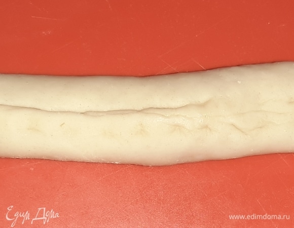 Защипнуть края полоски с двух сторон и приплюснуть, раскатывая.