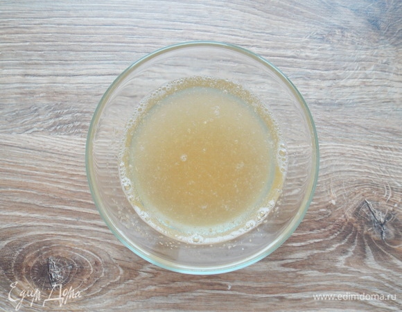 Желатин заливаем холодной кипяченой водой и оставляем на 30–40 минут до набухания. Затем распускаем его любым удобным способом. Я это делаю в микроволновой печке — 10–20 секунд, и все готово.