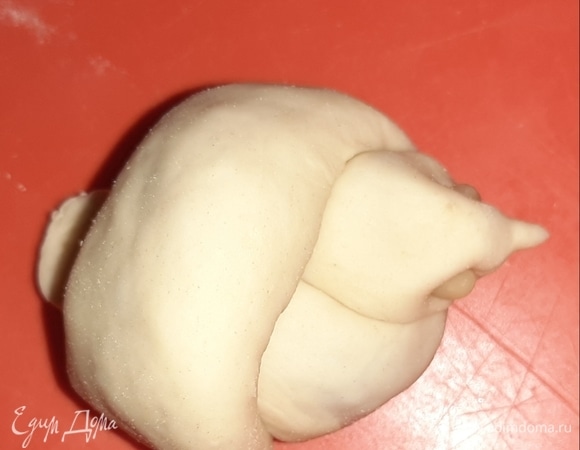 Связать полоску узелком, с одной стороны вытянуть хвостик, с другой — сформировать голову, клюв, вставить кедровые орешки или изюм в глазки.