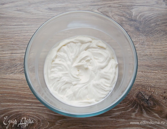 В миску положим сметану и творожный сыр. Все взобьем до пышной массы. Можно, конечно, еще добавить немного сахарной пудры, но нам хватает сладости кураги и фито-мармелада ТМ «МахеевЪ».