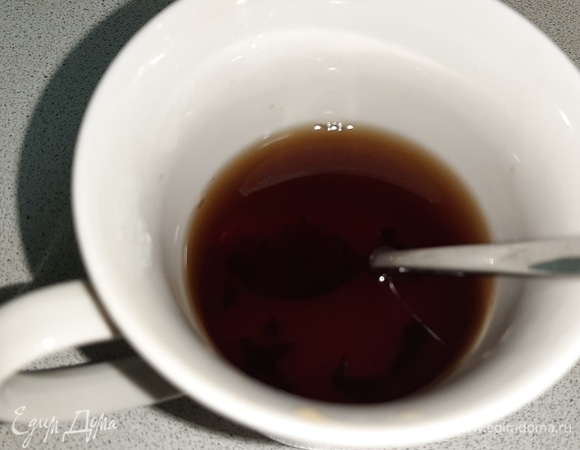 Заварить крепкий сладкий чай.