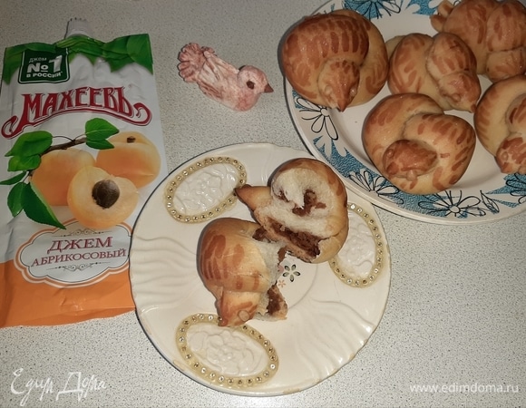 Готовые булочки смазать еще раз крепким чаем и остудить. Перышки можно выделить кондитерским красителем.