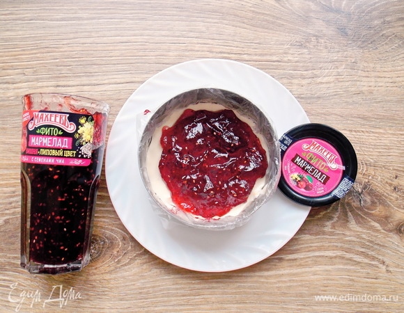 На середину, не доходя края, выкладываем слой фито-мармелада ТМ «МахеевЪ». Я брала со вкусом вишни и липового цвета с семенами чиа.