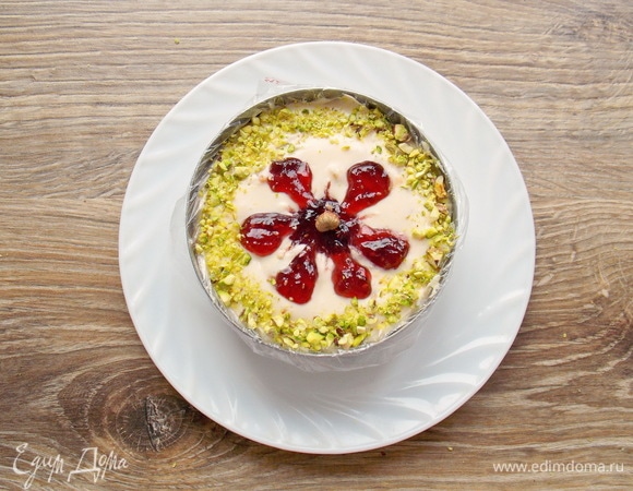 Фисташки очищаем и измельчаем. Посыпаем край орешками и ставим все в холодильник на несколько часов для стабилизации десерта.