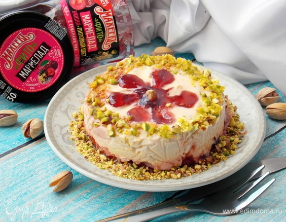 Вынимаем их холодильника, перекладываем на чистое блюдо и снимаем кольцо с пленкой. Посыпаем десерт измельченными фисташками и подаем своей второй половинке, не забыв прихватить ложечку и для себя.