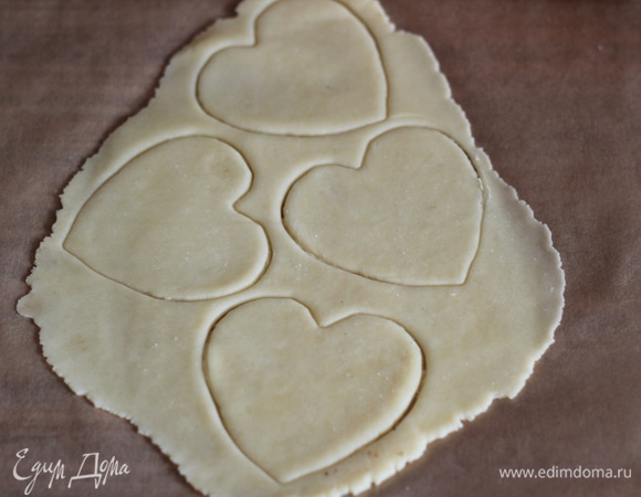 Тесто вытащить из пищевой пленки, выложить на пергаментную бумагу и раскатать в пласт толщиной около 3–4 мм. Скалку можно припылить мукой. При помощи формочек вырезать печенье. Формочки лучше брать самые большие, у меня сердце сделано самостоятельно из полоски жести. Выпекать около 10 минут до золотистого цвета. Смотрите по своей духовке, у всех они разные! Всего печенек у меня получилось 28 штук, то есть на 14 зефирных «сэндвичей».