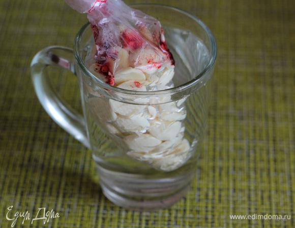 Мешок завязать и поместить в кружку с горячей водой. Подержать там несколько минут. Так шоколад растопится, но не перегреется и не свернется.