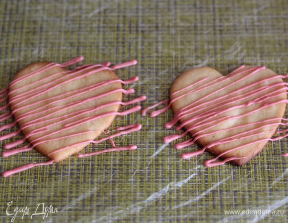 Аккуратно срезать кончик кондитерского мешка и украсить половину печенья. Сверху еще можно украсить любой посыпкой, у меня — глазированные шарики. Оставляем шоколад застывать. А в это время занимаемся приготовлением зефира.