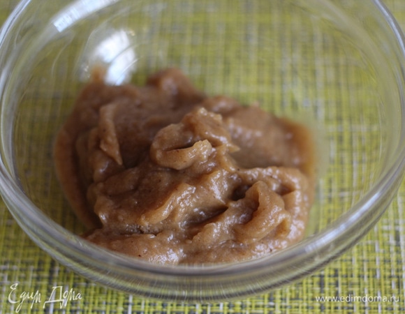 Чтобы приготовить яблочное пюре, необходимо взять яблоки кислых сортов, разрезать их пополам и запечь до готовности в духовке (время запекания зависит от размера яблок и вашей духовки, примерно 25–30 минут при температуре 160°C) или в микроволновке (10–15 минут). Затем запеченные яблоки хорошо пробить блендером и протереть пюре через сито. Если пюре получается слишком жидким, его необходимо уварить. Должно получиться густое пюре.