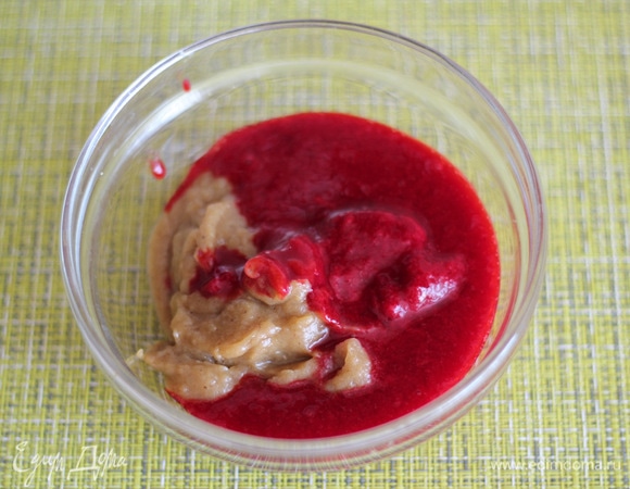 К яблочному я добавляю вишневое пюре для вкуса и цвета. Чтобы приготовить его, берем свежую или замороженную вишню (если берете замороженную, то предварительно дать ей оттаять и стечь лишней жидкости). Вишню измельчить блендером, полученное пюре протереть через сито и уварить до густоты.