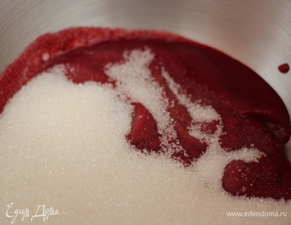 В дежу миксера поместить 250 г пюре и 200 г сахара.