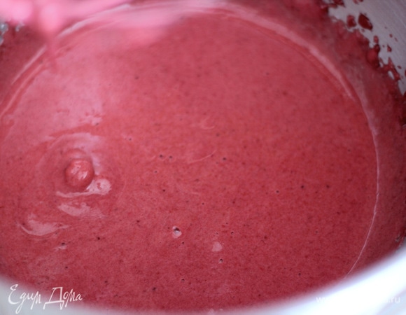 Взбивать пюре с сахаром где-то 3–5 минут, чтобы сахар хорошо растворился и пюре немного побелело.