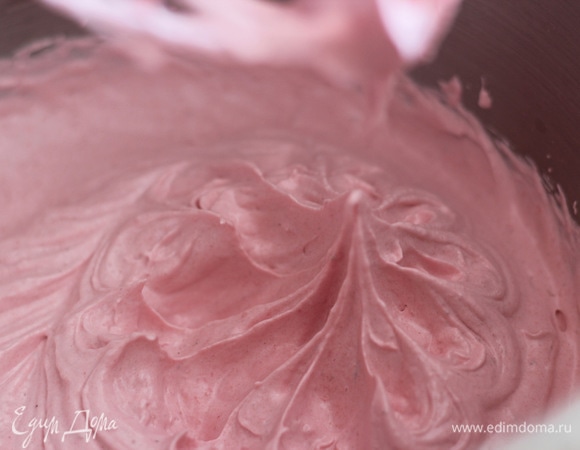 Не переставая взбивать, добавляем яичный белок, взбиваем до стойких пиков. Смесь увеличивается в объеме.