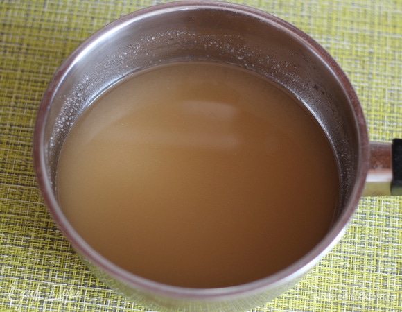 Пока масса взбивается, готовим сироп. В сотейнике соединяем воду, 300 г сахара и агар-агар, хорошо перемешиваем и ставим на средний огонь.