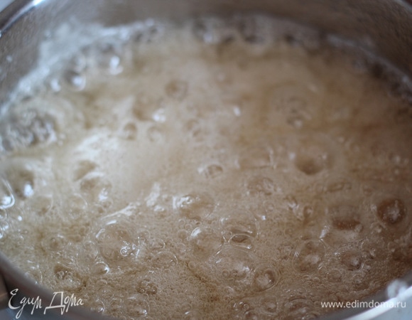 Сироп варится где-то 4–5 минут, желательно иметь термометр. Когда температура достигает 110°C, сироп готов. Тонкой струйкой вливаем сироп, не прекращая взбивать массу. Взбиваем около 1 минуты, перекладываем зефирную массу в кондитерский мешок с фигурной насадкой.