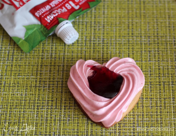 На одно печенье выкладываем зефирную массу, оставляя отверстие внутри. Отверстие заполняем джемом ТМ «МахеевЪ».