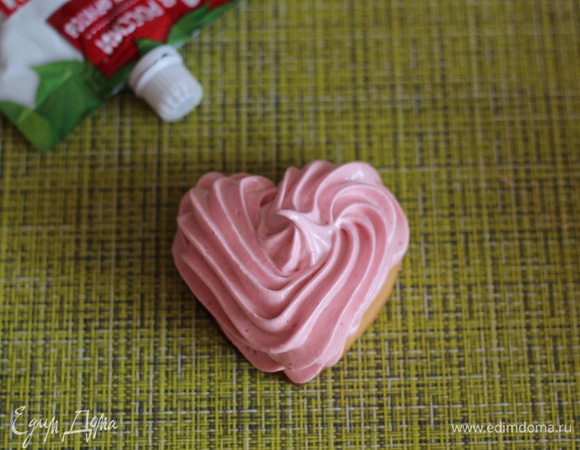 Сверху закрываем снова зефирной массой.