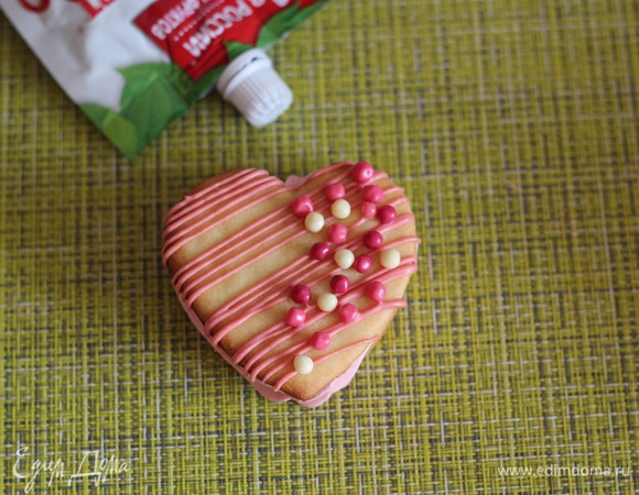 И закрываем вторым украшенным печеньем.