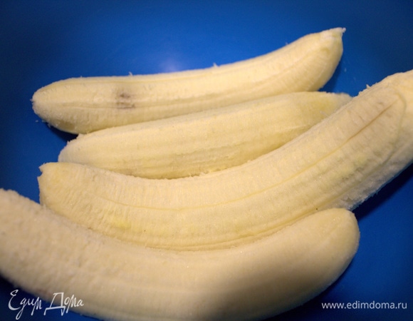 Очистить 3–4 банана.
