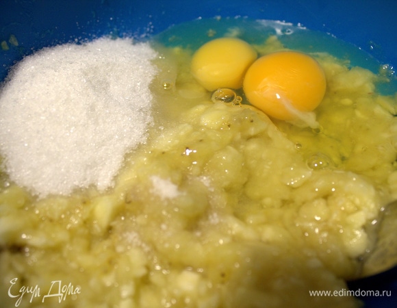 Смешать с сахаром, яйцом, ванилью.