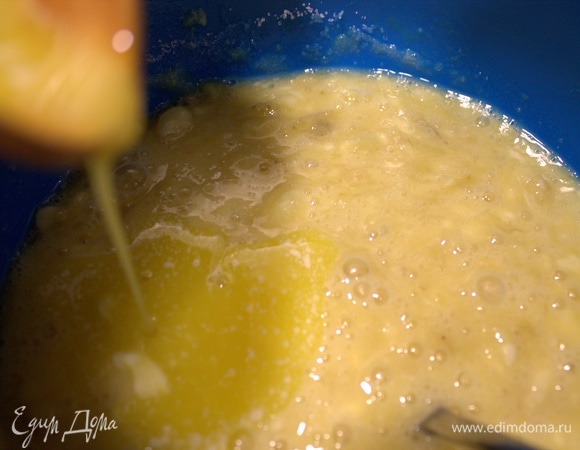 Влить масло.