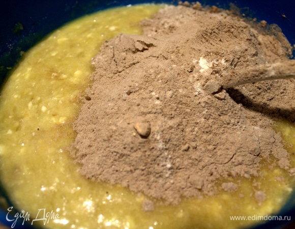 Пересыпать в мокрую массу.