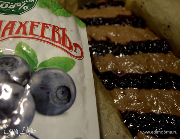 Нанести полоски из черничного джема ТМ «МахеевЪ».