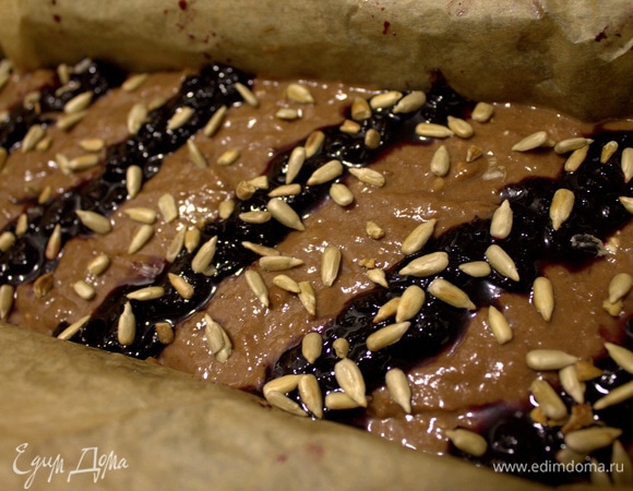 Посыпать семечками или орехами.