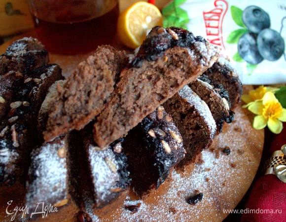Влажный пористый кекс вкусен и с чаем, и с молоком.
