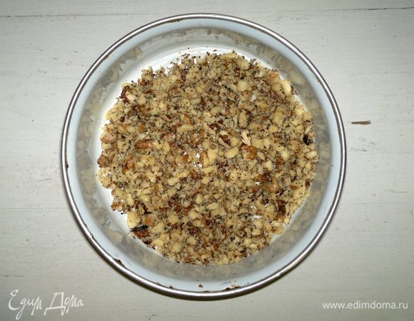 Ядра грецких орехов измельчить в мелкую крошку.