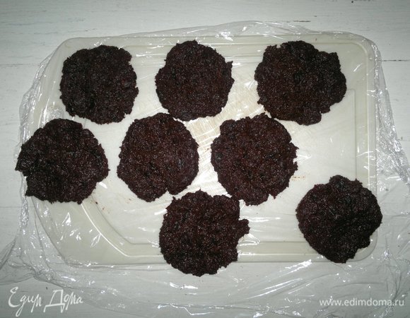 Сливовую массу разделить на 8 одинаковых кусочков. Из каждого кусочка сделать лепешку.