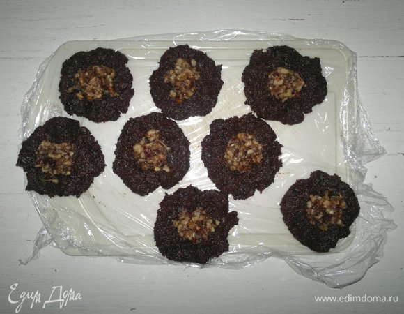 На каждую лепешку выложить понемногу ореховой массы с джемом.