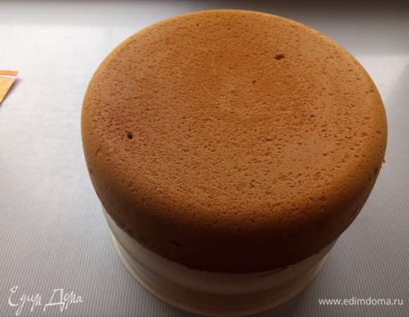 Остудить. И срезаем пласт толщиной 1,5 см и диаметром 14 см. Остальное можно использовать в десертах или просто слопать.