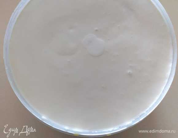 Желатин (10 г) замочить в холодной воде (60 г). Измельчаем белый шоколад (85 г). Растираем желтки (36 г) с сахаром (20 г). Нагреваем сливки (150 г) до 75°C. Завариваем желтки, выливая тонкой струйкой горячие сливки (2–3 ложки) к желткам, смешанным с сахаром. Переливаем обратно в сотейник и увариваем смесь до 85°C на слабом огне до легкого загустения. Снимаем с огня, переливаем в холодную миску и добавляем измельченный белый шоколад (85 г), затем — слегка растопленный желатин. Пробиваем блендером и остужаем до комнатной температуры. Взбиваем холодные сливки (250 г) до мягких пиков и подмешиваем частями в шоколадную смесь.