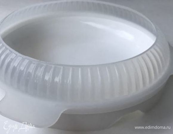 Самое интересное — это сборка. Берем форму силиконовую (18 см), ставим на поднос и выливаем часть шоколадного мусса — чуть меньше половины. Убираем в морозилку на 3–5 минут. На слегка упругий мусс выкладываем ровно по центру вишневое конфи. Выливаем сверху мусс так, чтобы только закрыть конфи. Далее — вырезанный круг бисквита, оставшимся муссом заполняем форму. Бисквит слегка утопить в муссе. Убираем на 12 часов или на ночь в морозилку.