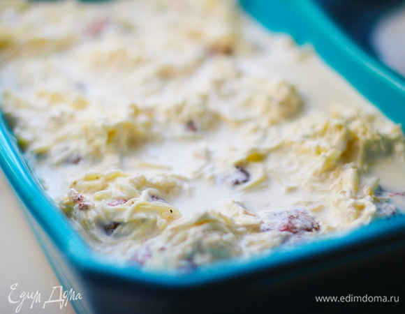 Залить все соусом и отправить в духовку при 180–190°C еще на 20 минут.