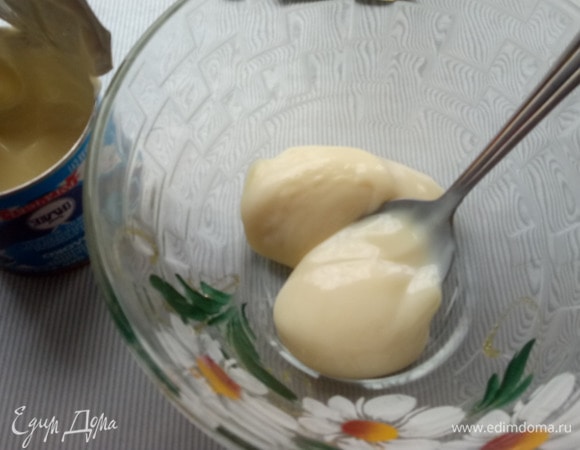 Для зеркальной глазури желатин (12 г) замачиваем в ледяной воде (72 г). В кувшин от блендера выкладываем вниз сгущенку (100 г), мелко порубленный белый шоколад (150 г). В сотейнике соединяем 75 г воды, 150 г сахара и 150 г глюкозного сиропа. Прогреваем, помешивая, ровно до 103°C. Выливаем горячий сироп в кувшин, шоколад постепенно расплавляется. Температуру сиропа снижаем до 85°C, выкладываем набухший желатин. Желатин можно слегка растопить в микроволновке и вылить в кувшин. Перемешиваем аккуратно. Вводим под наклоном погружной блендер, чтобы избежать нежелательных для глазури пузырьков, и начинаем пробивать смесь пульсирующими движениями до однородной массы. Добавляем краситель (несколько капель), продолжаем пробивать глазурь. Закрываем пленкой в контакт и ставим в холодильник. Можно хранить недельку.