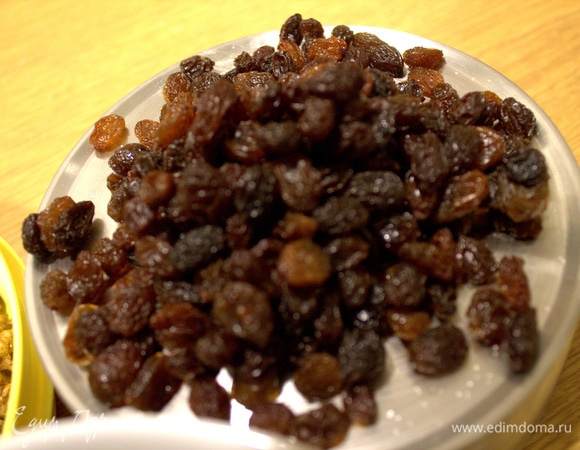 Изюм промыть, просушить.