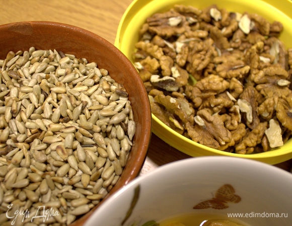 Семечки, орехи слегка обжарить.