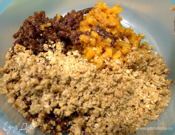 Перемолоть на мясорубке.