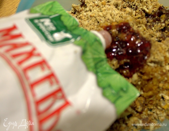 Добавить для связки черносмородиновый джем ТМ «МахеевЪ». Джем по вкусу.