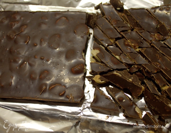 Настрогать шоколад. У меня — 50% с фундуком.