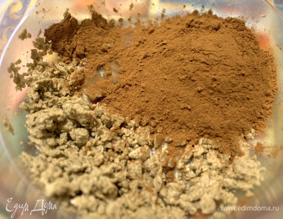 Для панировки смешала халву и какао.