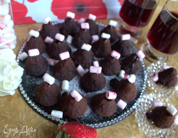 На верх конфетки капнуть немного джема и украсить мини-маршмеллоу.