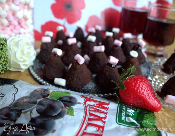 Подавать на десерт к вину или к чаю.