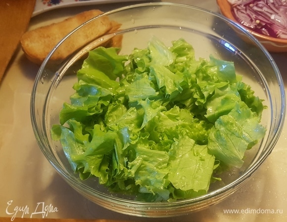 Куриное филе нарезать на тонкие слайсы и быстро обжарить с двух сторон на сковороде-гриль. Оставить остывать. Салатные листья сполоснуть водой и обсушить. Крупно порвать.