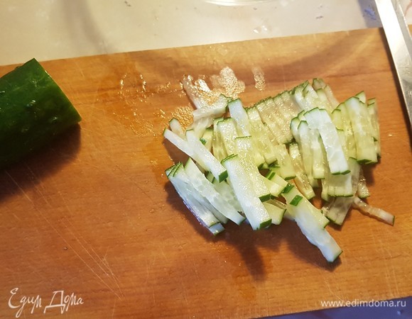 Огурец нарезать тонкой соломкой.