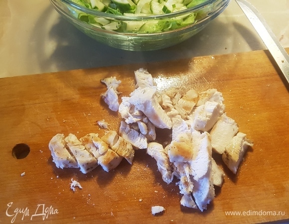 Остывшее мясо нарезать небольшими брусочками.